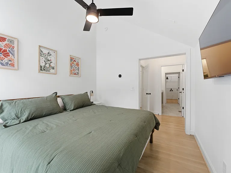 656 Bull St — Photo 14