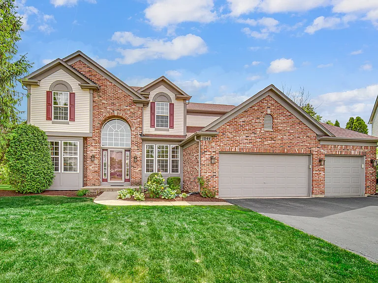 1044 Oakhill Dr — Photo 2