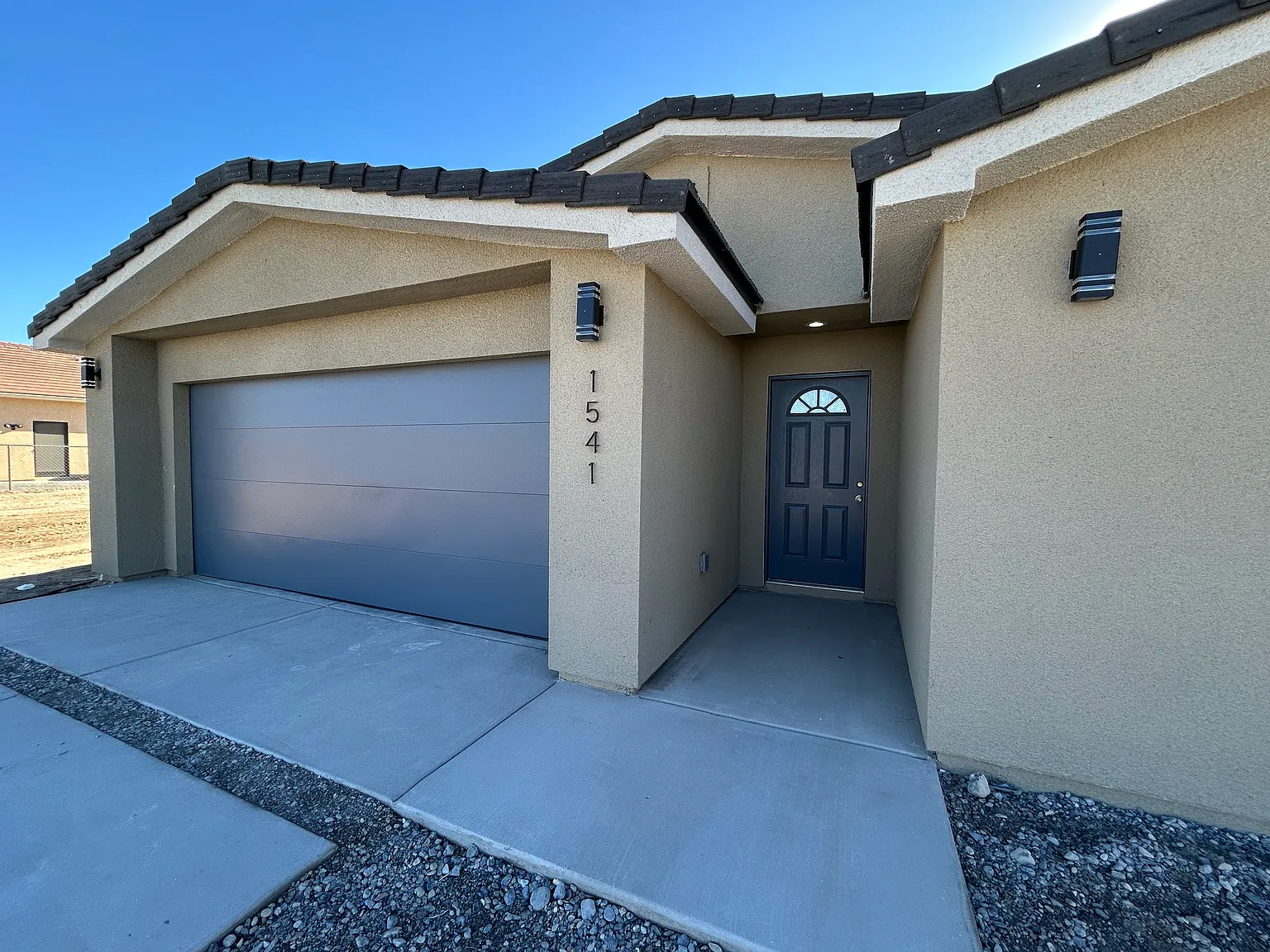 3 bed, 2.5 bath, $2,100 — Photo 2
