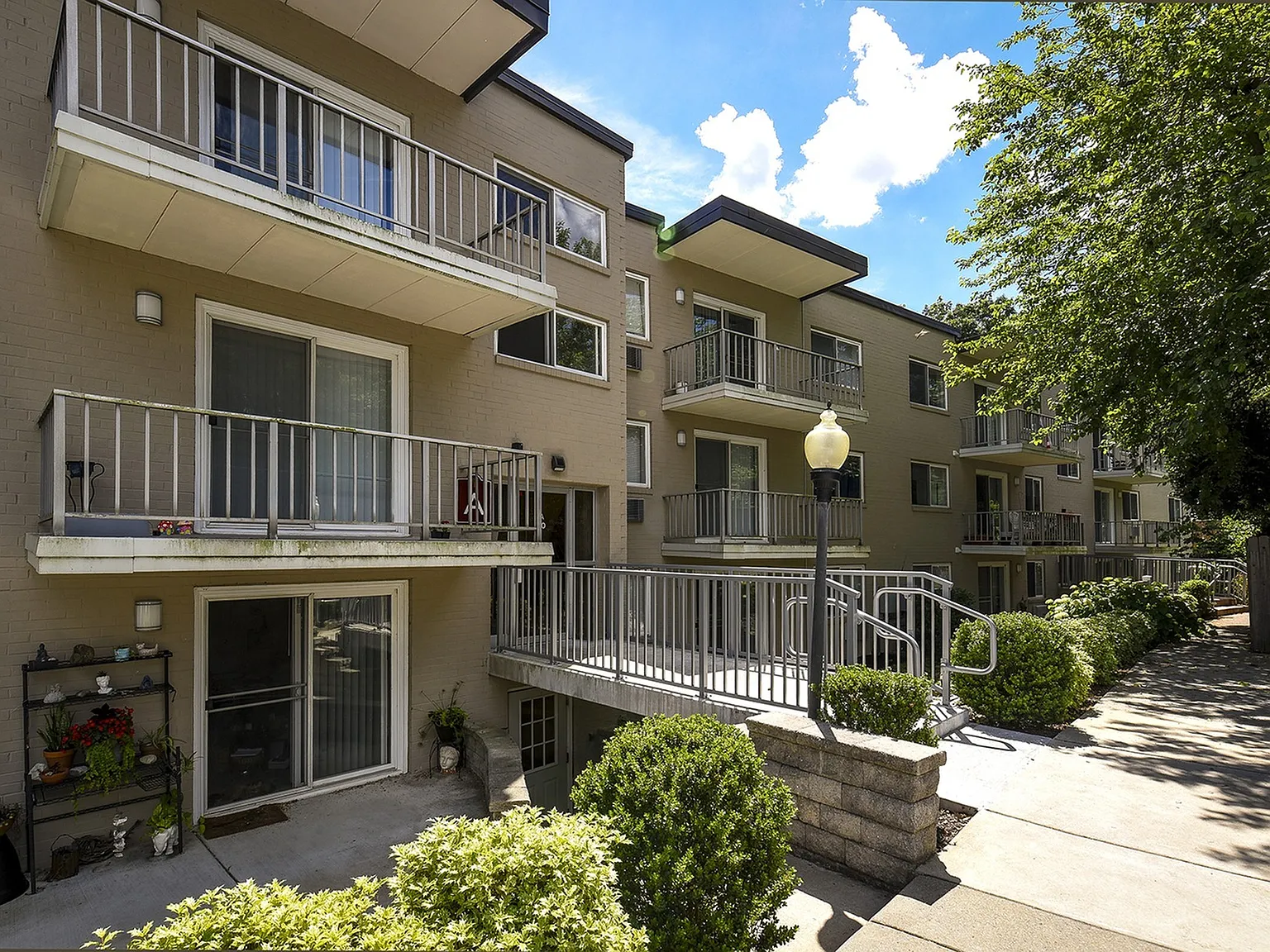 Gayley Park Apartments — Photo 4
