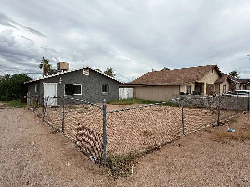 2 bed, 1.0 bath, 957 sqft, $1,200 — Photo 2