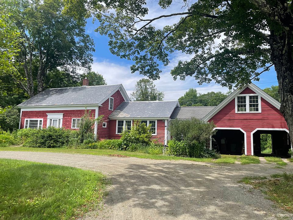 Front of the house and 2 car garage.