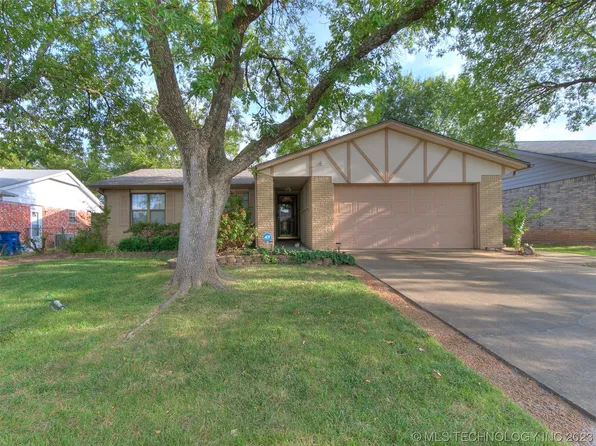 8958 E 56th Pl, Tulsa, OK 74145