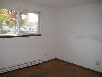 4th image of 2928 61st Ave NE