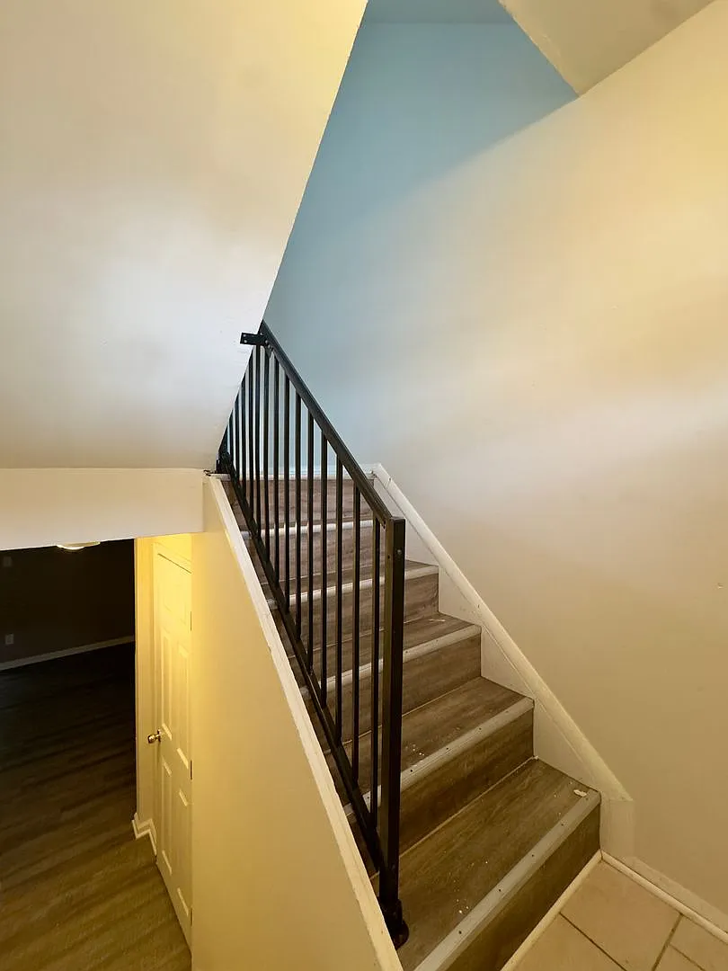Charming 3-Bedroom Townhome in Prime Edgewood Location — Photo 3