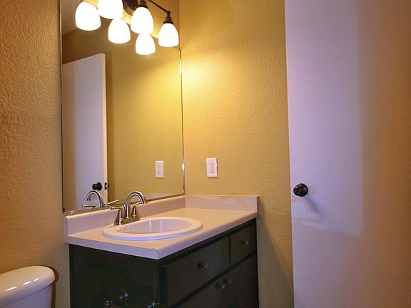 5th image of 530 9th St APT 5