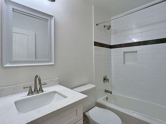 5th image of 1051 Greenfield Dr #3
