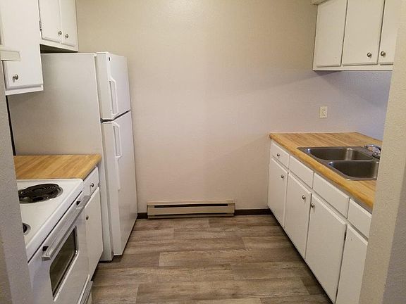 Appliances: Stove, Refrigerator, Garbage Disposal 