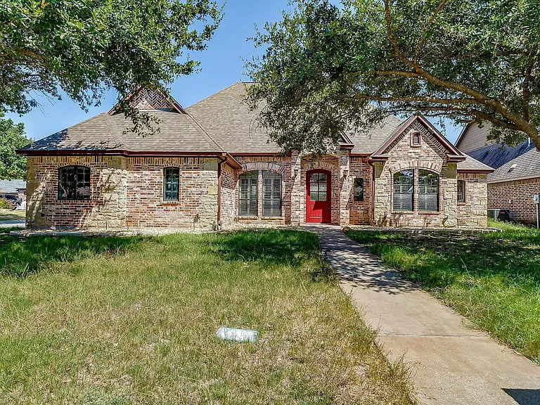 101 Prairie Dunes Dr — Photo 1