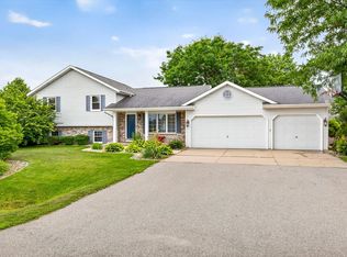 W2433 Hickory Park Dr, Appleton, WI 54915