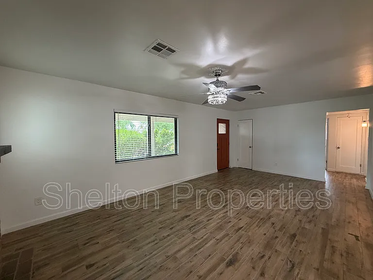 2514 E Fairmount Ave — Photo 10