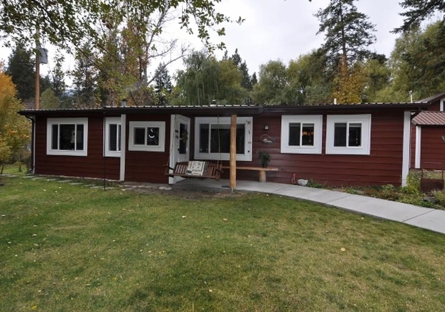 3-Bedroom Home on Lolo Creek with Private Decks & Bunkhouse — Photo 4