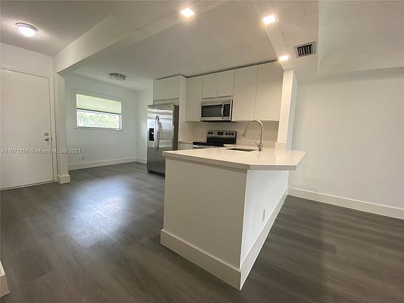 4th image of 23099 N Barwood Ln N #202