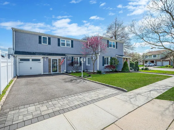 2 Sutton Place, Massapequa, NY 11758