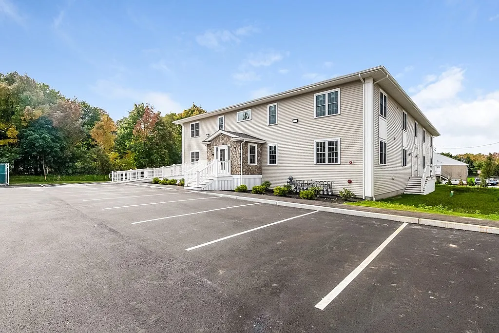 2 bed, 1.0 bath, 837 sqft, $2,400 — Photo 3