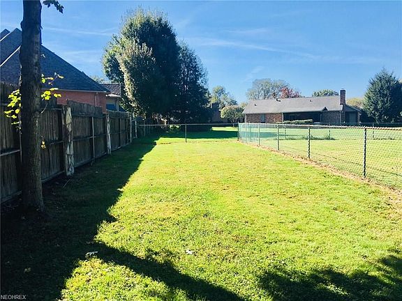 Extra lot that connects to 4th Avenue. This could be used for a play area, for storage or for golfcart access to the golf course