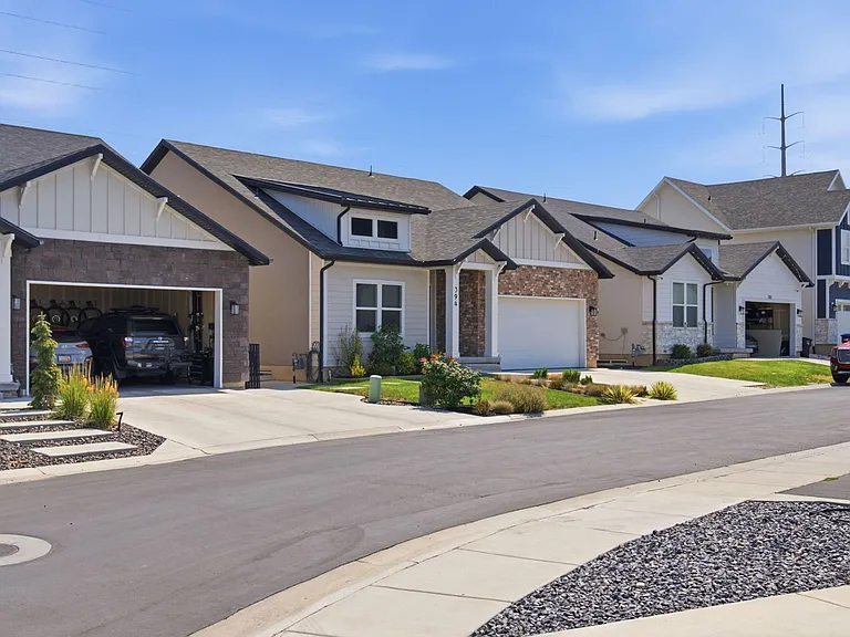 394 W Parkway Dr — Photo 36
