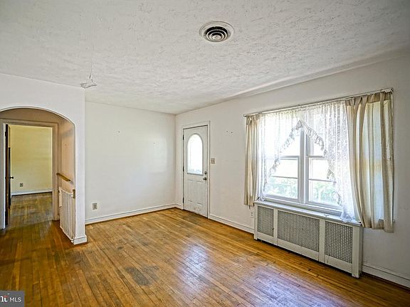 3rd image of 34 Sussex Dr