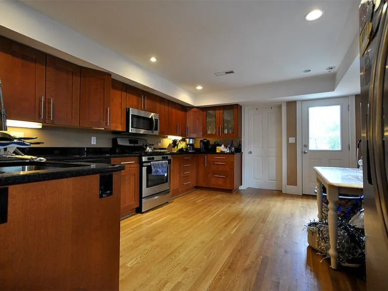29 Woodstock Ave #2 — Photo 3