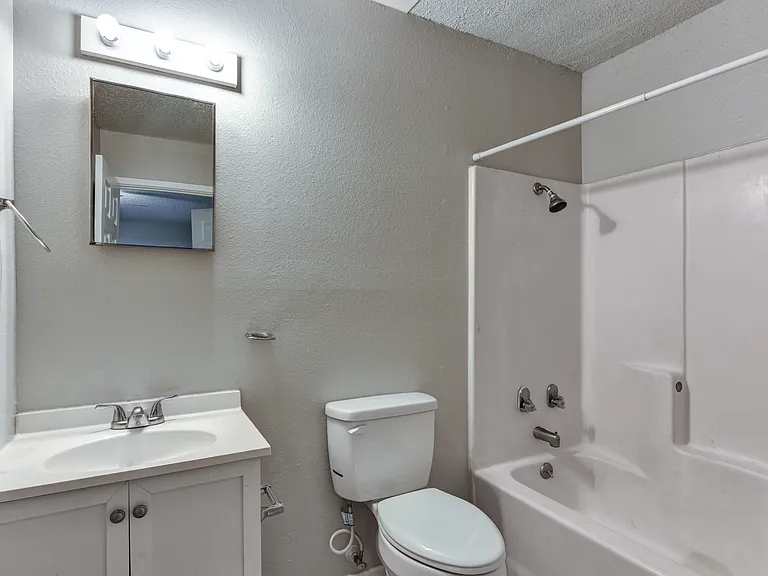 2050 S Saunders St — Photo 6