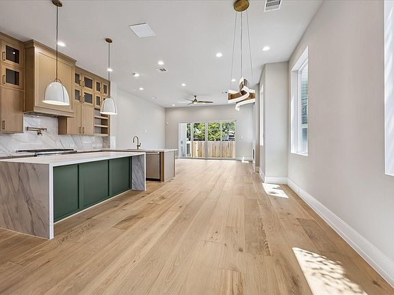 4th image of 2404 Quenby St