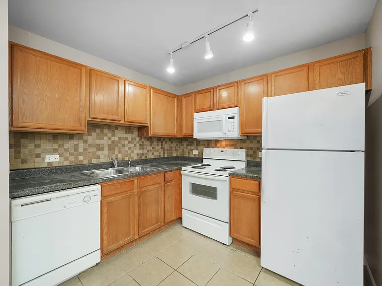 3423 Ridgeland Ave #101 — Photo 9