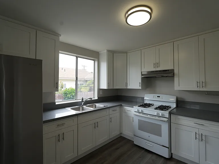 457 W Sepulveda St — Photo 8