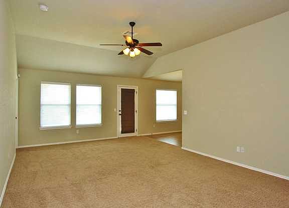 3rd image of 1005 Coyote Dr