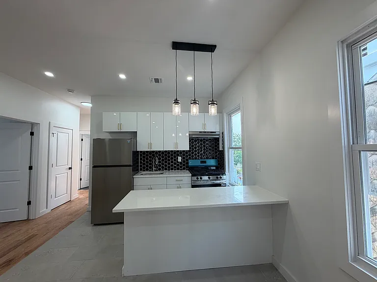 181 Woodside Ave #3R — Photo 2