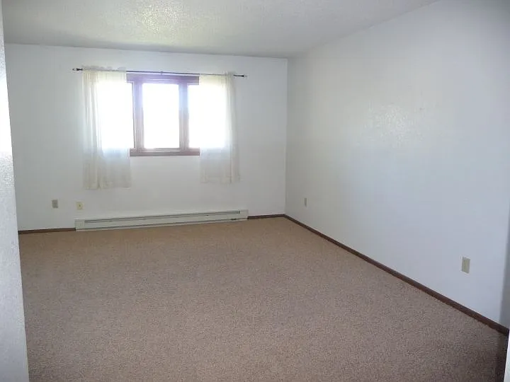 2 bed, 1.0 bath, 1000 sqft, $1,300 — Photo 2