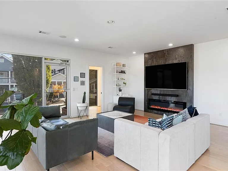 55 Chester Ave SE — Photo 4