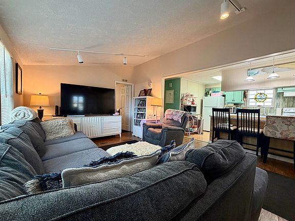 5th image of 305 Sanddollar Dr.