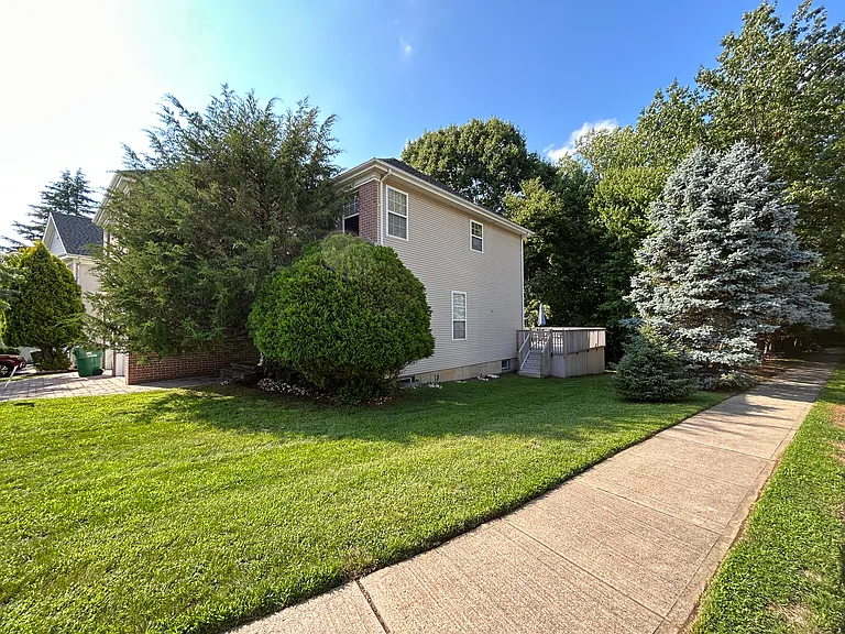 240 Kensington Dr — Photo 2