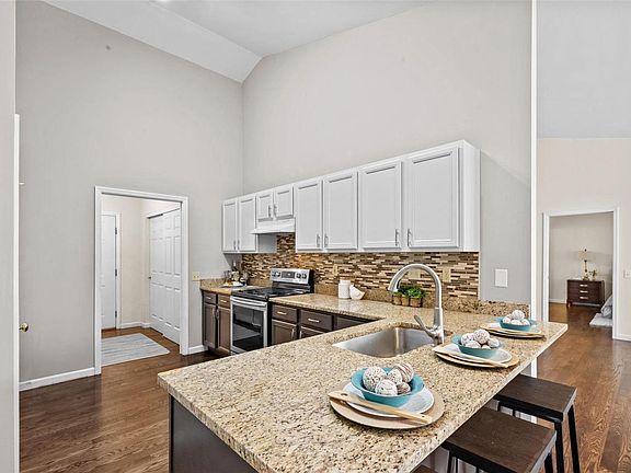 4th image of 1328 Kensington Way Dr