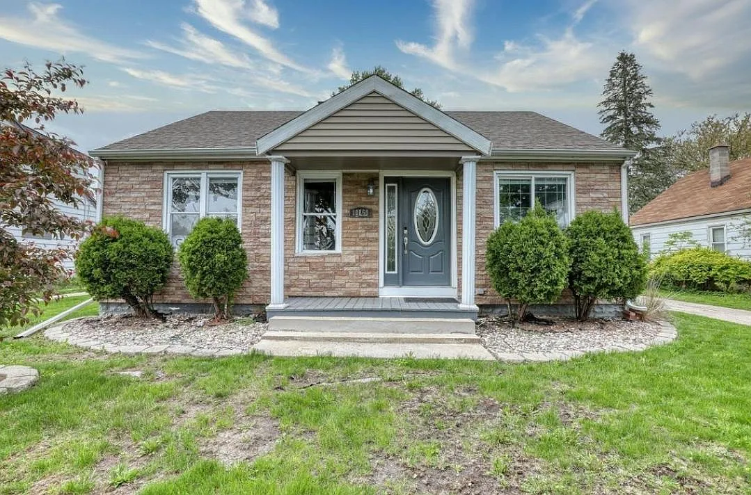 10868 W Mount Vernon Ave — Photo 1