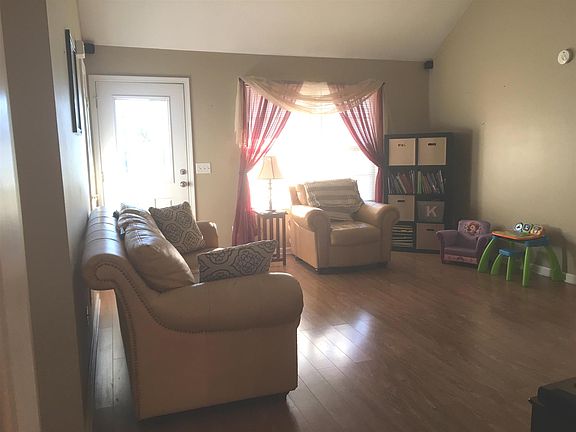 3rd image of 129 Buttonwood Dr