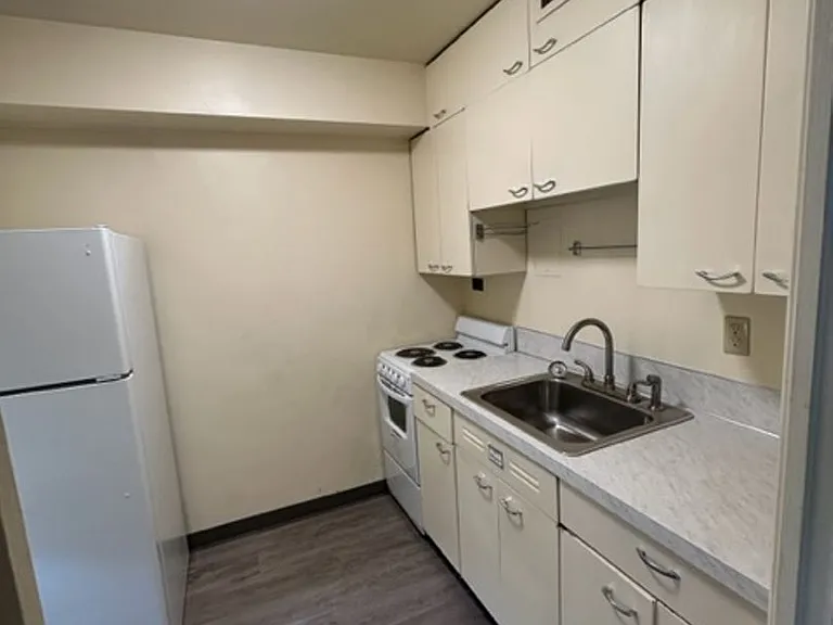 Eugene Manor Apartments — Photo 19