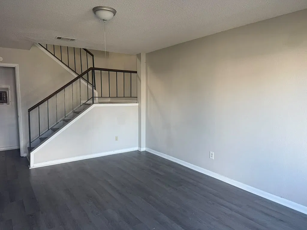 2 bed, 1.5 bath, 1920 sqft, $1,275 — Photo 2