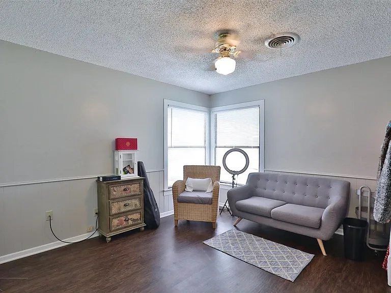 218 College Dr — Photo 13