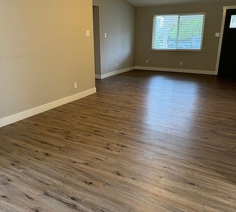 3rd image of 15063 Dickens Ave