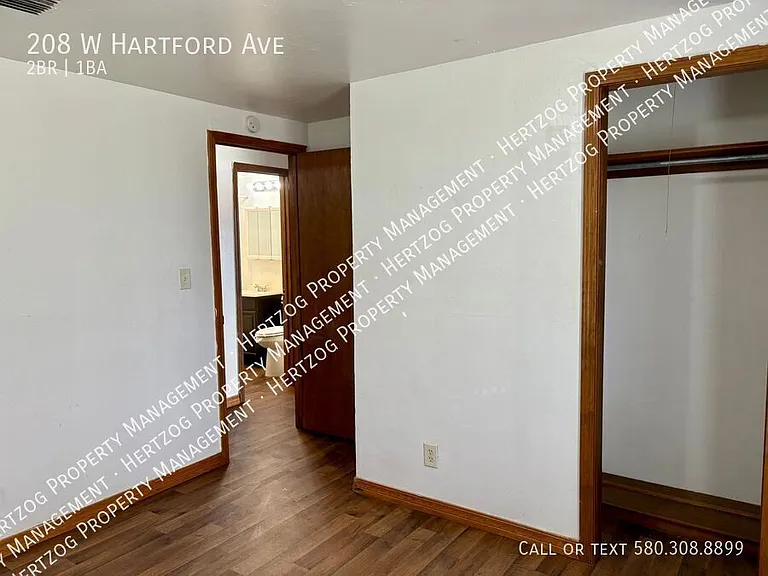 208 W Hartford Ave — Photo 10