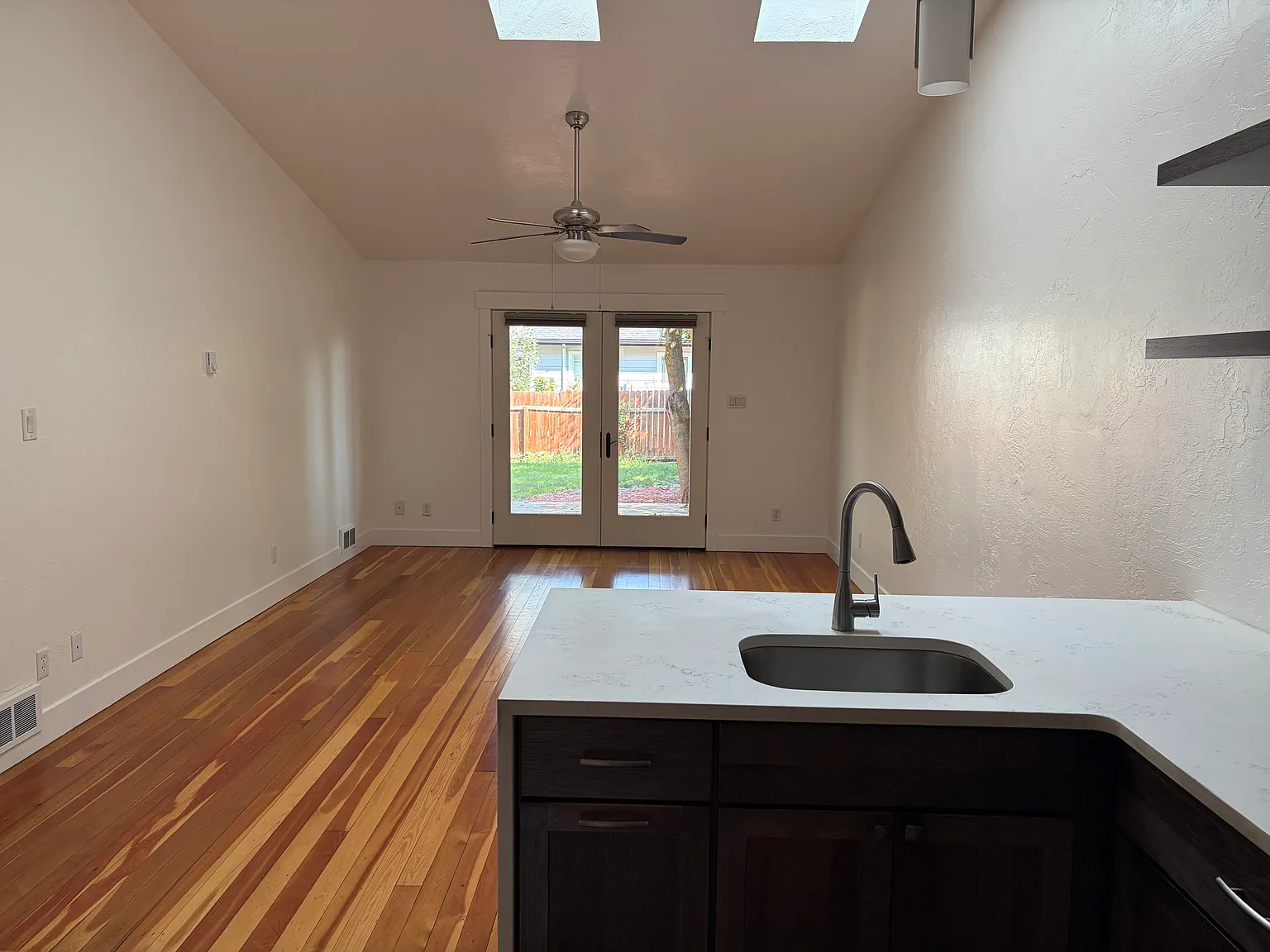2 bed, 925 sqft, $2,400 — Photo 4