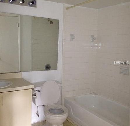 5th image of 300 Lakepointe 204 Dr