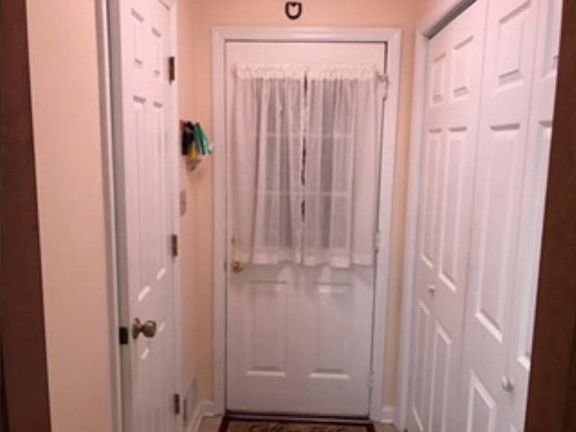 5th image of 180 Holly Ct