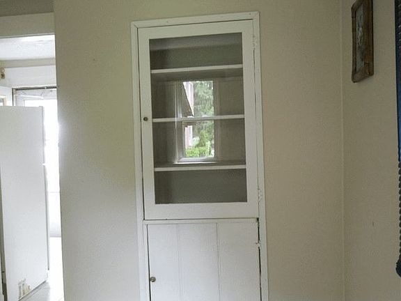 4th image of 146 1/2 N Loomis St