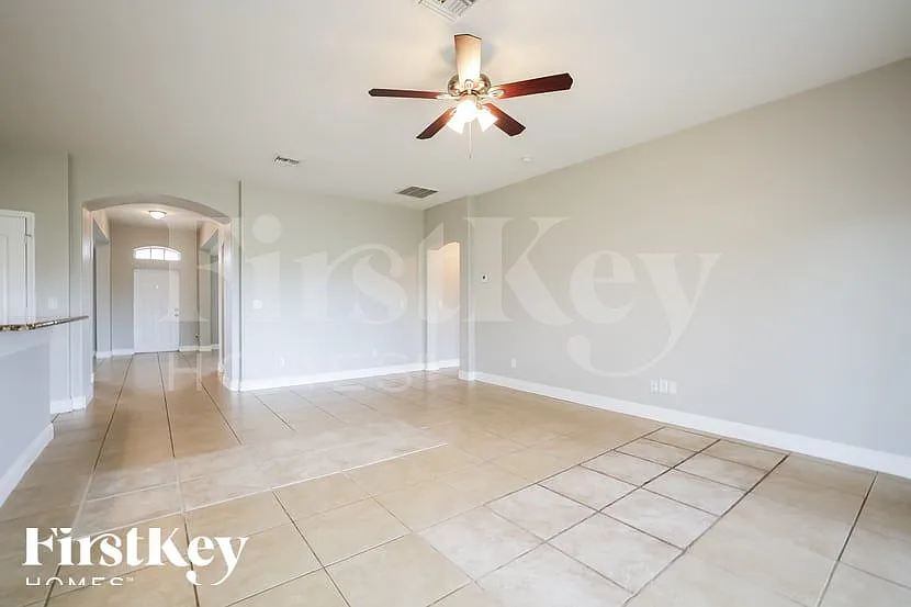 3 bed, 2.0 bath, 2185 sqft, $1,700 — Photo 3