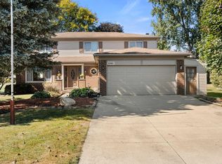 2352 Cumberland Rd, Rochester Hills, MI 48307