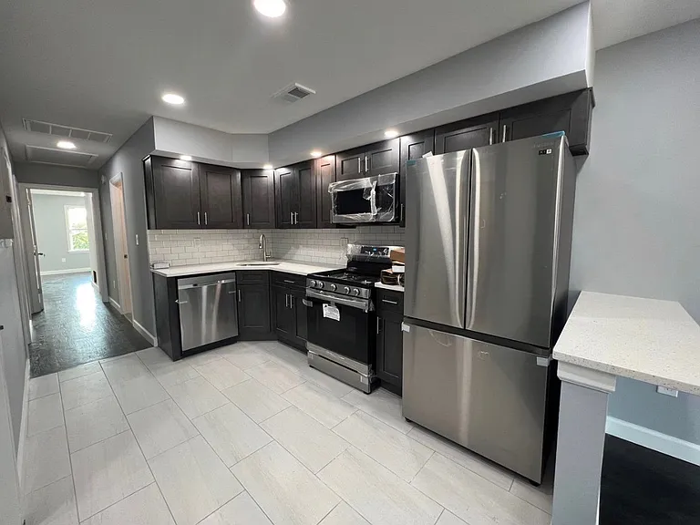 135 Oxford Ave #2 — Photo 6