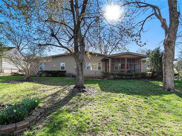 1318 Park Ln — Photo 5