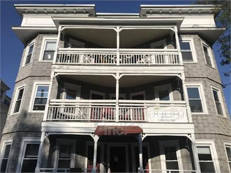3 bed, 1.0 bath, 1000 sqft, $3,000 — Photo 1